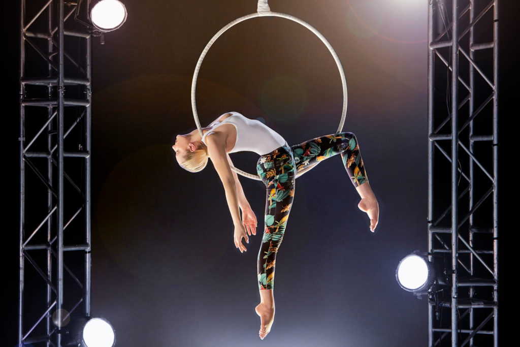 Lola Jeans Circus Stretching · Michel Cloutier Photography 8774