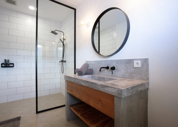Villa ABSOLUTE - Vue sur les salles de bains des chambres Prana et Karma