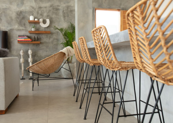 Villa ABSOLUTE - Vue sur les chaises du comptoir de la cuisine