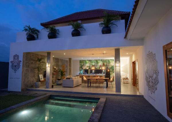 Villa ABSOLUTE – View of the living room, kitchen and dining room by nights