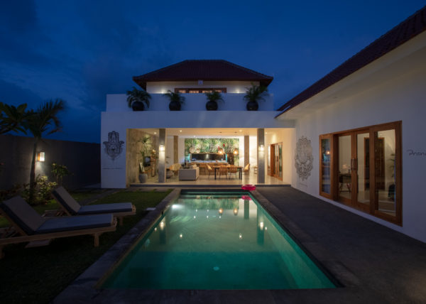 Villa ABSOLU - Vue de la piscine du salon, de la cuisine et de la salle à manger de nuit